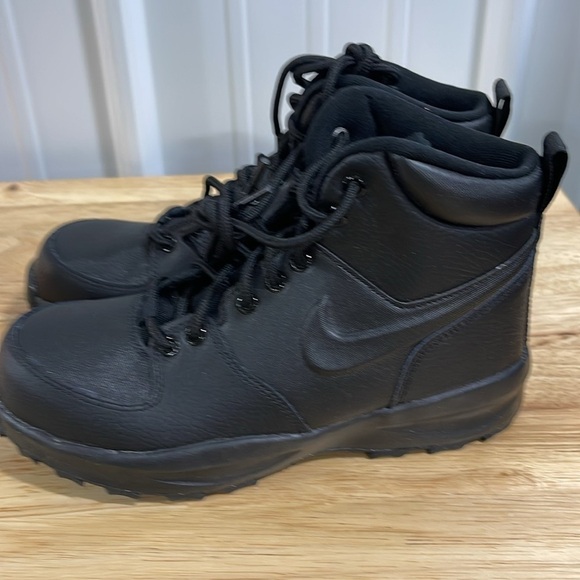 Nike Manoa Ltr (GS) Black Boys Size 5 Y - Picture 2 of 8